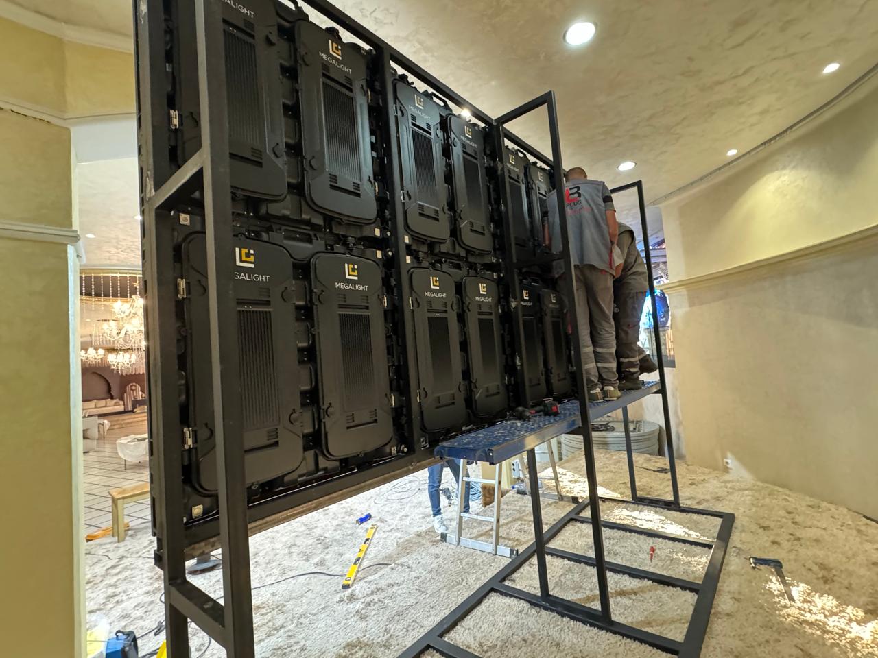 Installation des caissons LED sur la structure de l'écran