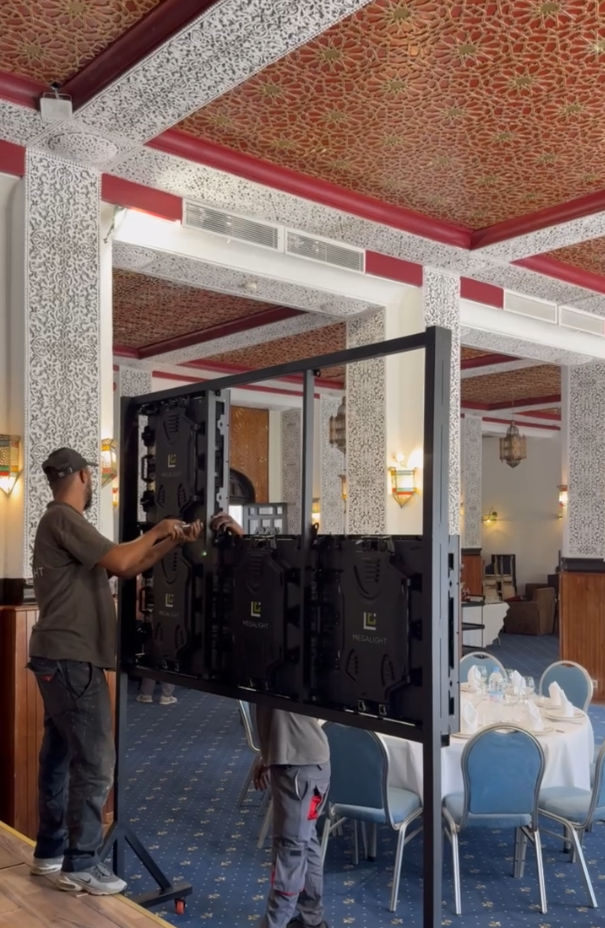 Pose des premiers caissons LED sur la structure de l'écran