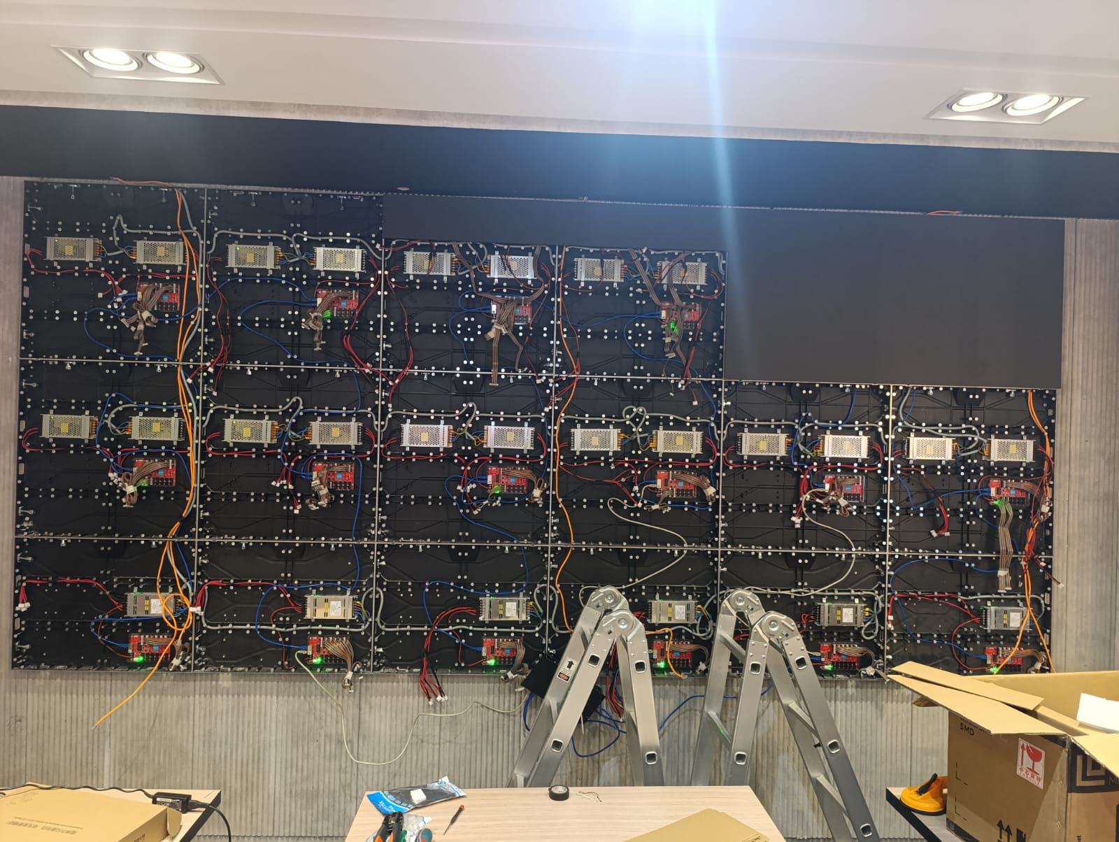 Câblage des modules LED au dos de l'écran pendant l'installation