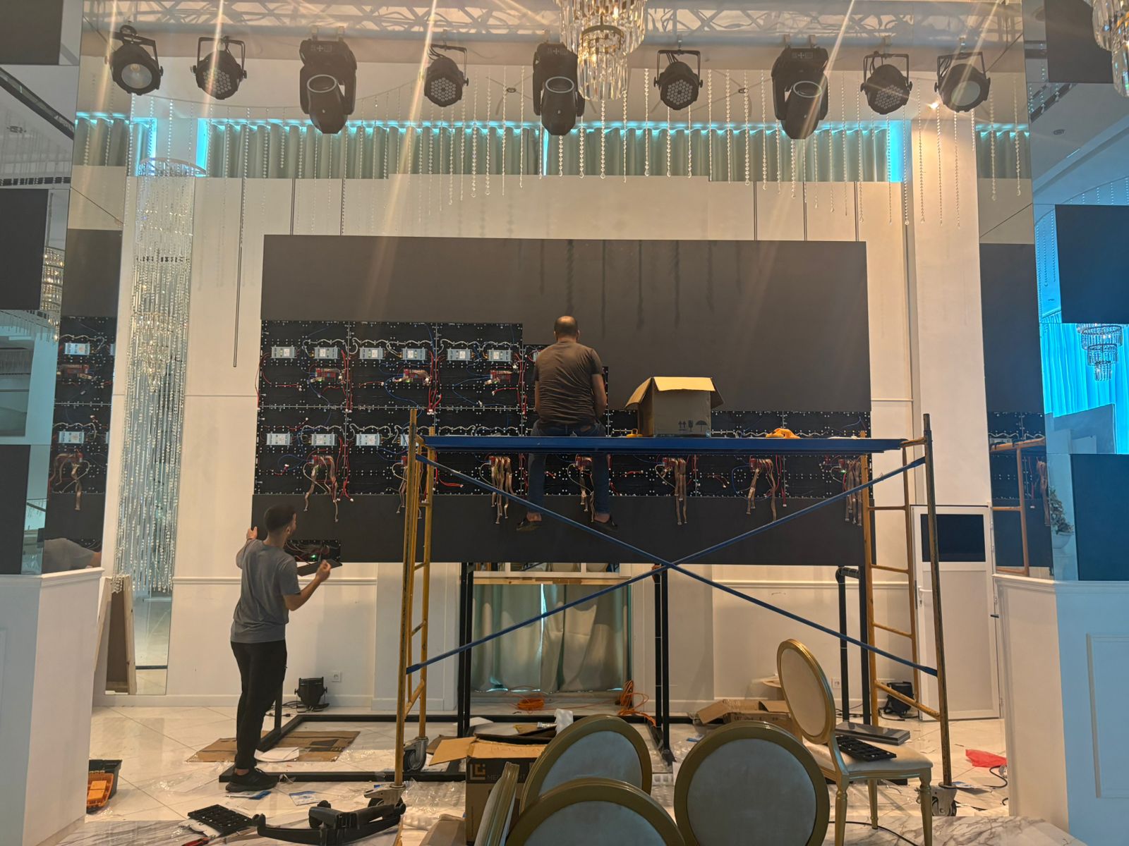 Finitions du montage du mur LED dans la salle de réception