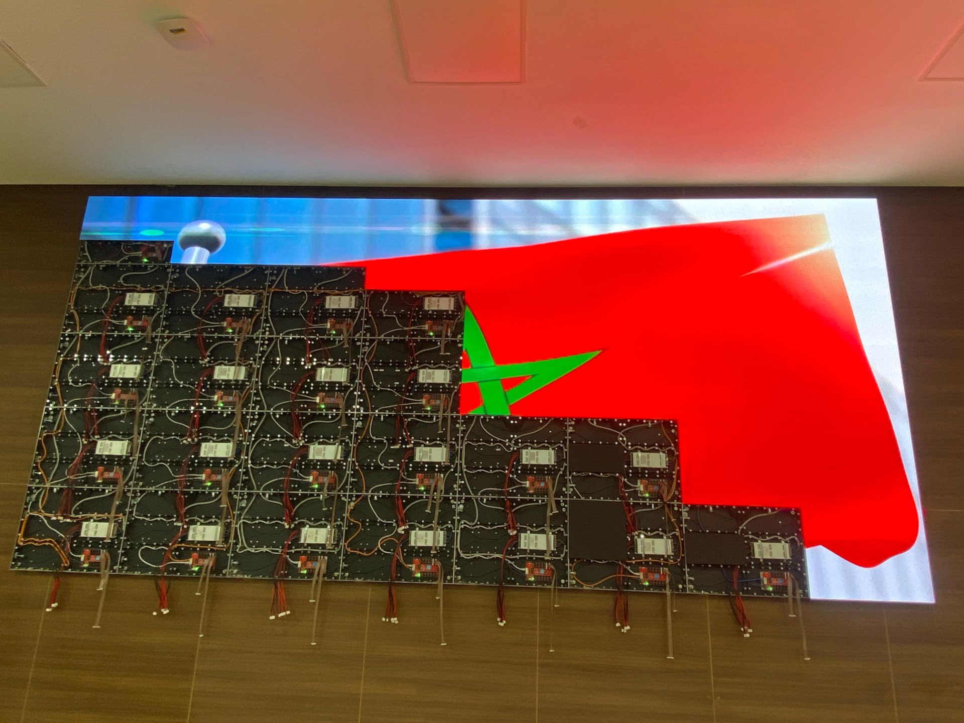 Assemblage des modules LED pendant la construction de l'écran