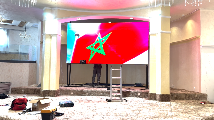 Écran LED allumé affichant le drapeau marocain dans la salle de réception