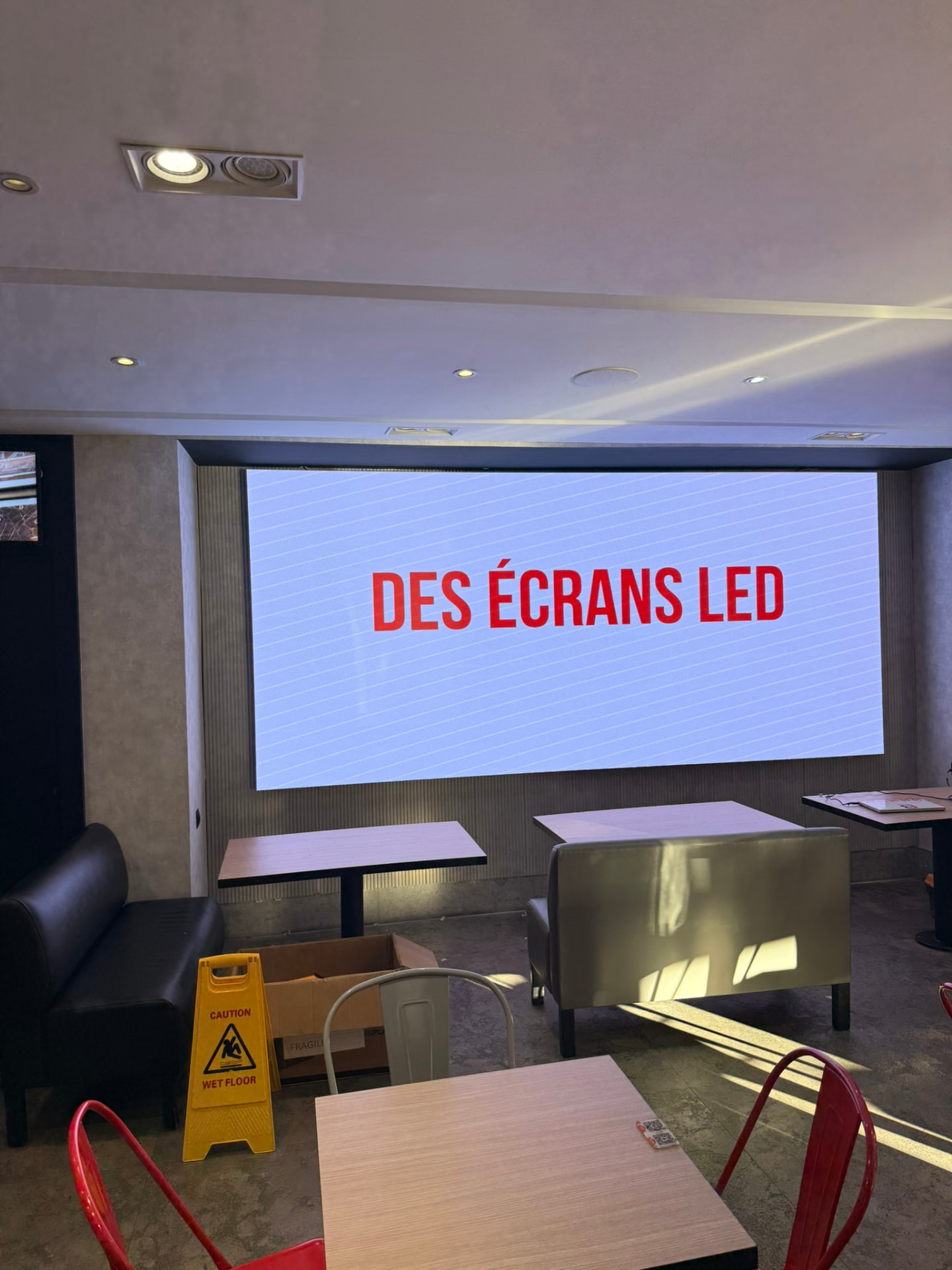 Écran LED mural allumé dans la salle du restaurant