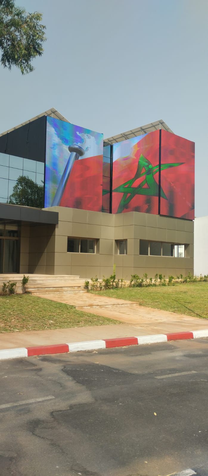 Réalisation STARLED : écrans LED sur plusieurs faces d'un bâtiment