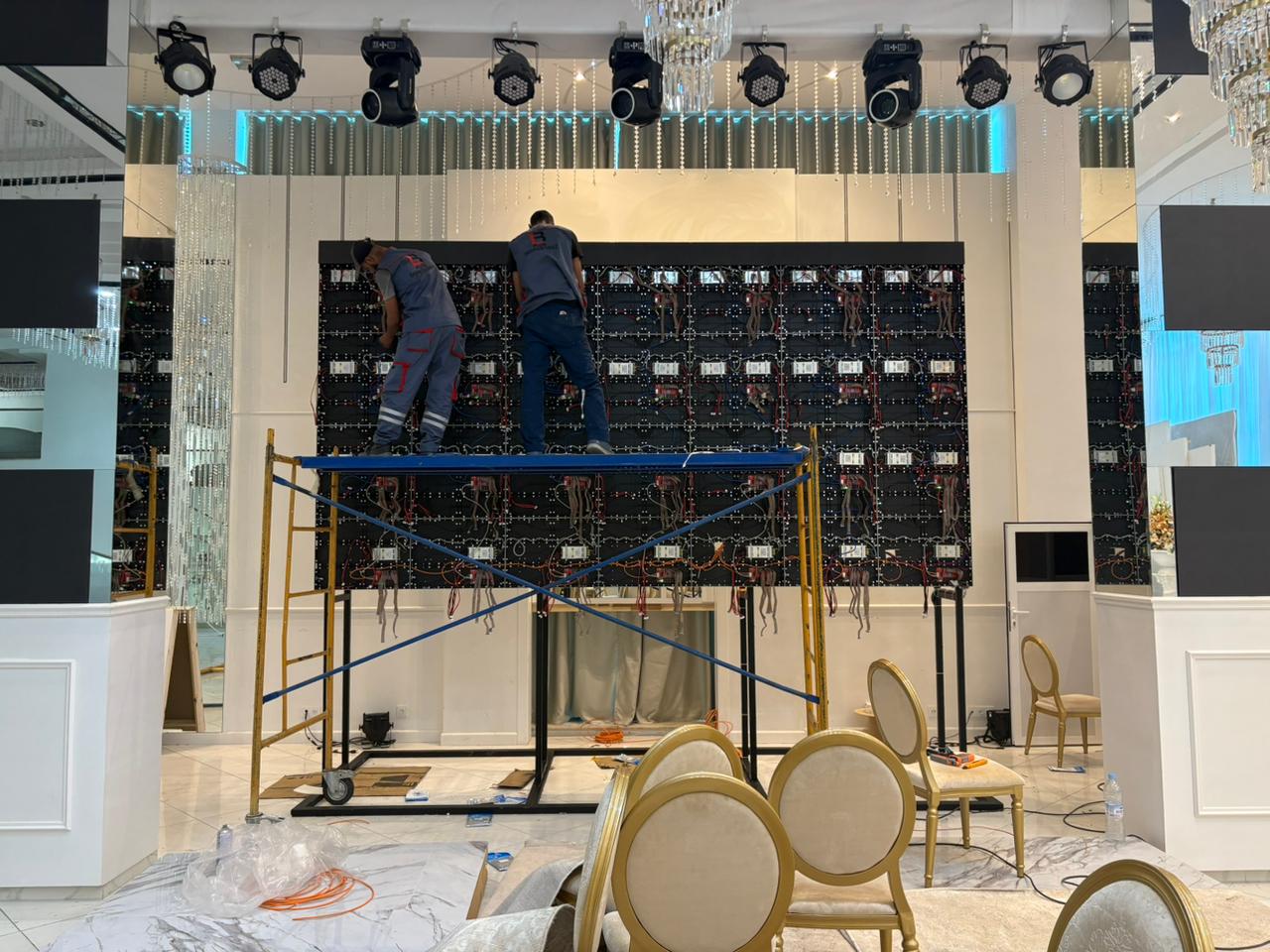 Câblage du mur LED sur échafaudage dans la salle de réception