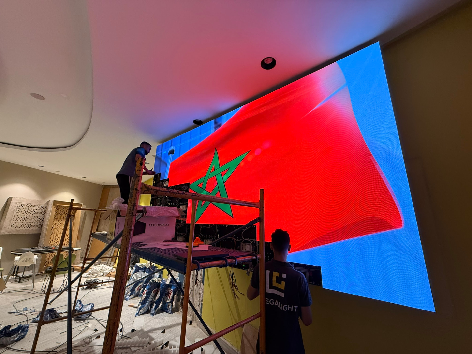 Équipe au travail pendant l'installation du mur LED dans le restaurant