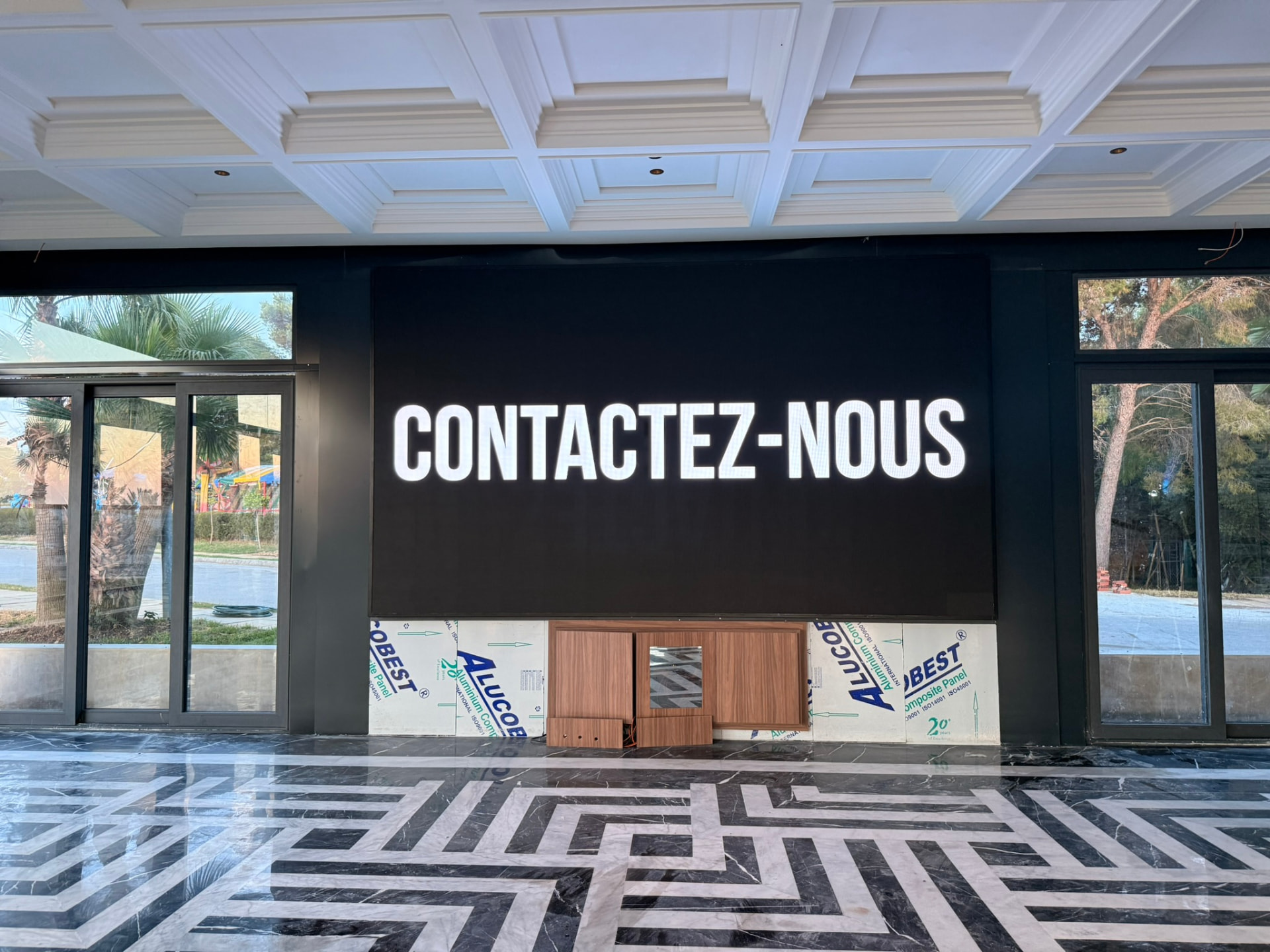 Mur LED diffusant un message d'accueil dans le hall