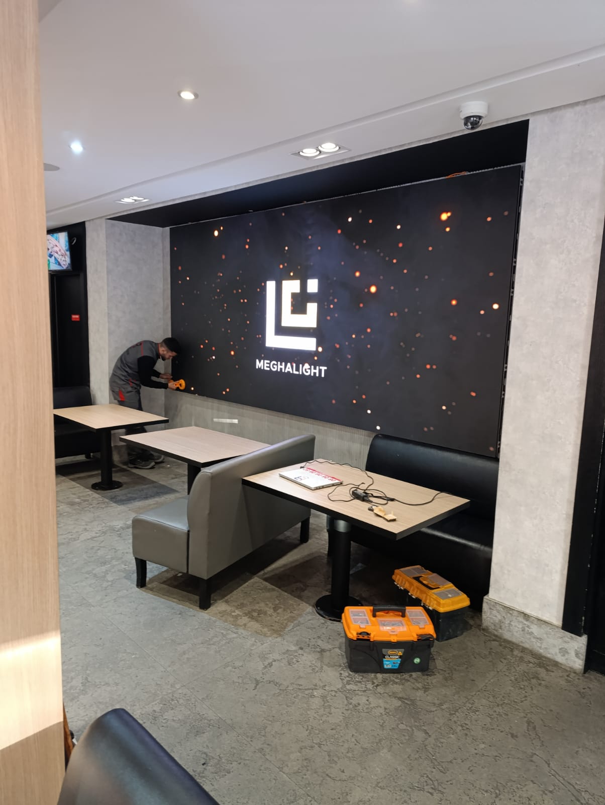 Écran LED mural affichant le logo du client dans le restaurant